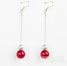 baumelnden weißen und roten arcylic Ball Ohrringe