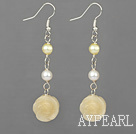 nacre et jade jaune sculpté de fleurs boucles d'oreilles