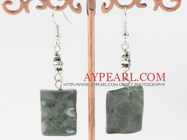 trapu de style boucles d'oreilles en jade vert avec du charme de fleur