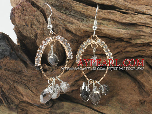 belle boucles d'oreilles en cristal fumé de couleur sur la boucle de ton or avec strass