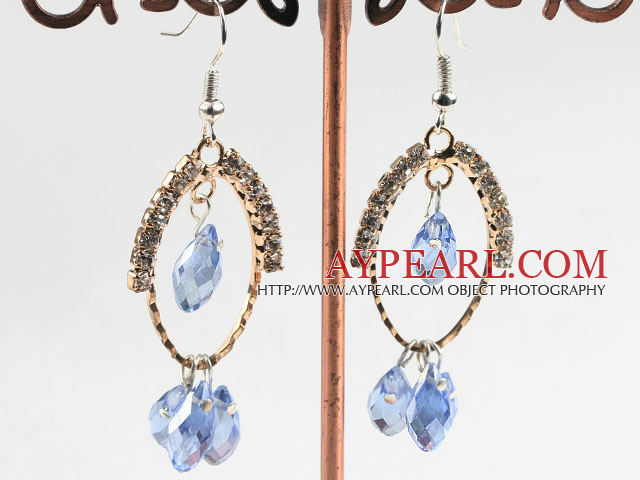 belle lumière boucles d'oreilles en cristal bleu sur boucle de ton or avec strass