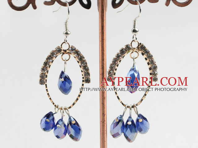 belle profondeur boucles d'oreilles cristal bleu sur la boucle de ton or avec strass