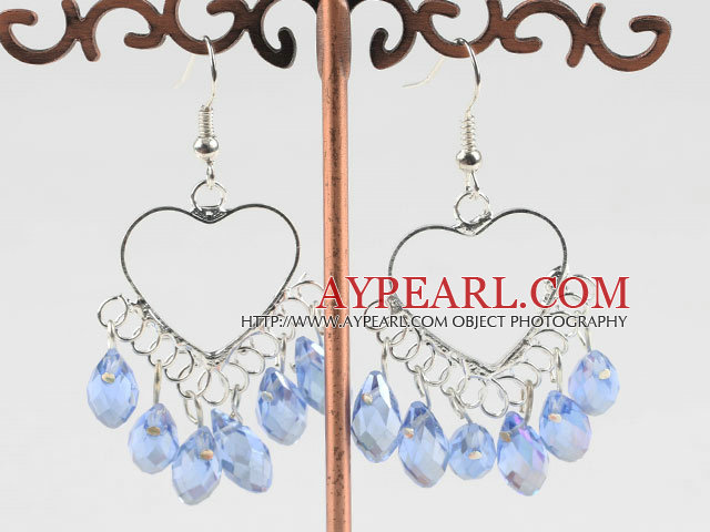 belle mandmade boucles d'oreilles de lumière bleu cristal sur la boucle de métal coeur