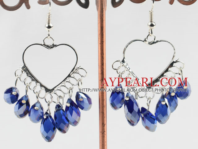 hermosa mandmade pendientes de cristal azul profundo en el lazo del corazón de metal