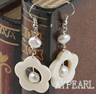 blanc perle d'eau douce et de boucles d'oreilles coquille