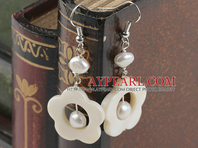 blanc perle d'eau douce et de boucles d'oreilles coquille