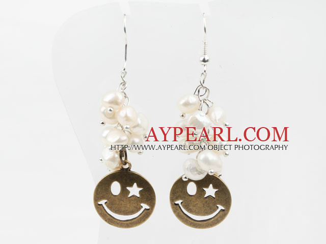 Boucles d'oreilles perles d'eau douce blanches avec le bronze Accessoires visage souriant