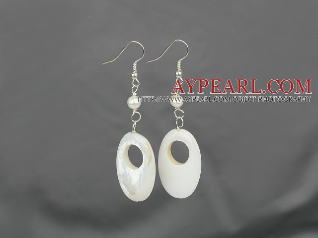 blanc perle et boucles d'oreilles coquille