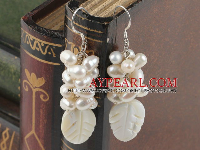 白い真珠と白のリップシェルクラスターイヤリング