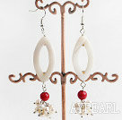 blanc perle et boucles d'oreilles coquille corail