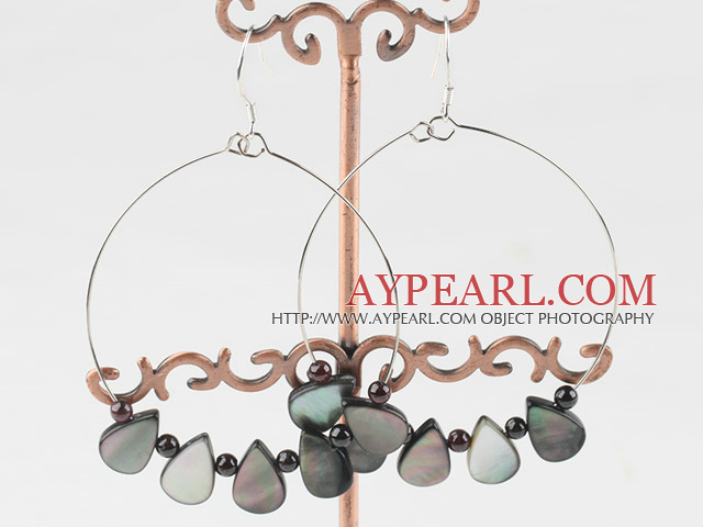 Large-diameter circle black agate and lip shell earrigns