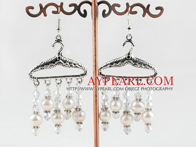 ハンガースタイルの白真珠と水晶のイヤリング