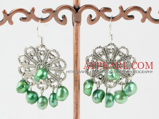 teint en vert boucles d'oreilles perles