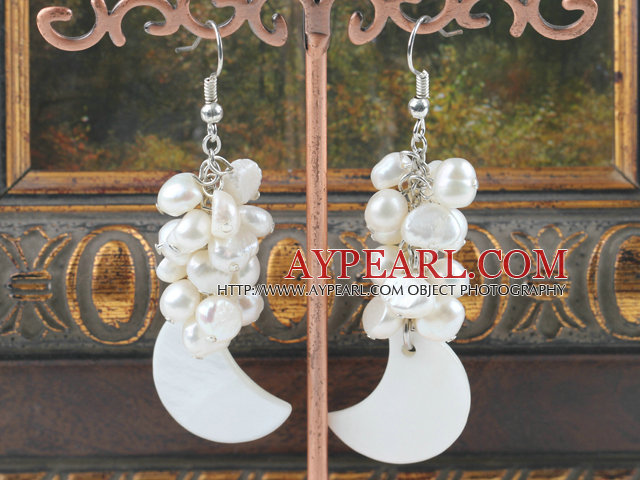 blanc perle et boucles d'oreilles coquille