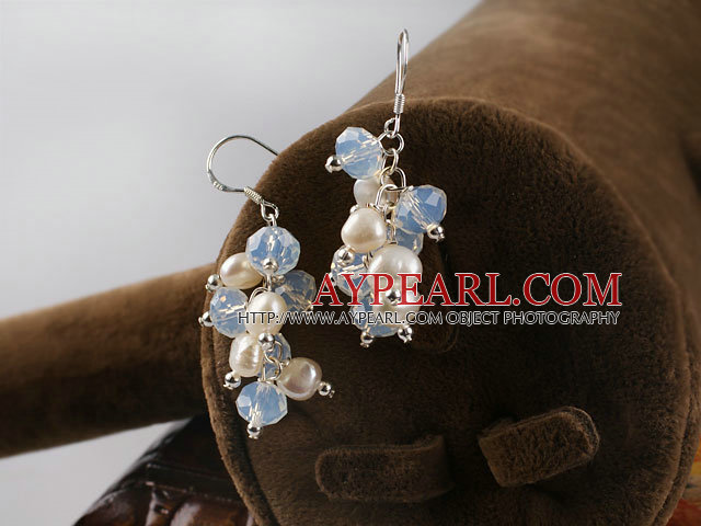 blanc perle d'eau douce et de boucles d'oreilles en cristal