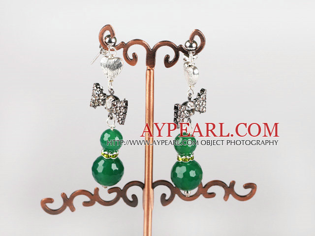 美しい蝶ネクタイと多面的な緑の瑪瑙のイヤリング