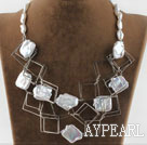 ファッションコスチュームジュエリー白不規則な真珠と正方形の金属ループネックレス