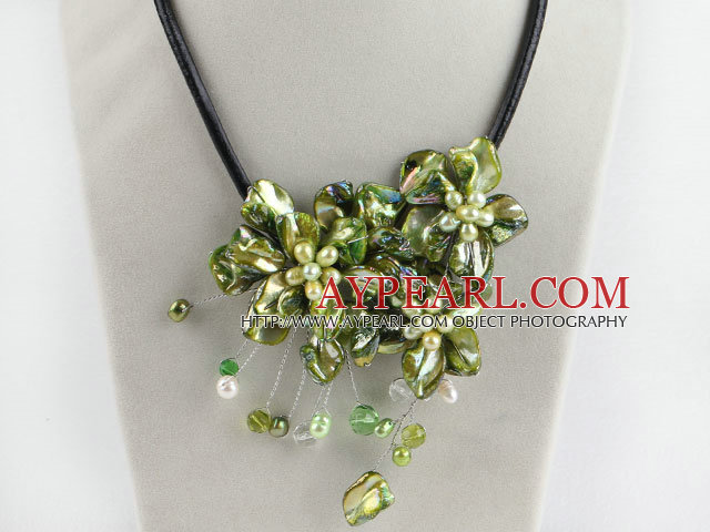 美しい17.7インチ緑の真珠とシェルフラワーネックレス