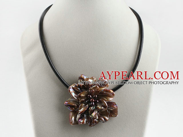 17.7 inches brown shell flower pearl necklace