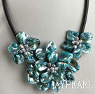 Perle und blau gefärbt Schale Blume Halskette mit Magnetverschluss