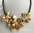 Perle und gelb gefärbt Schale Blume Halskette mit Magnetverschluss
