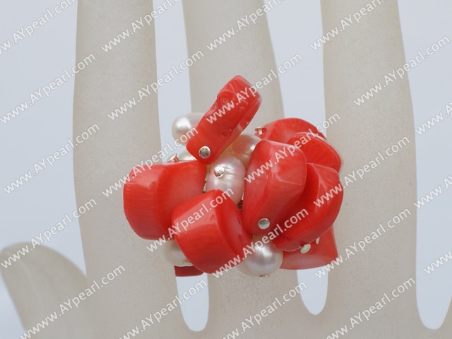 White Pearl und Coral Ring