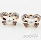 Mote Stil immitation Round Pearl med Bow Shape Rhinestone Gold Plated Hypoallergenic Studs øredobber