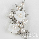 ラインストーンでキラキラ光る白い真珠の花のブローチ