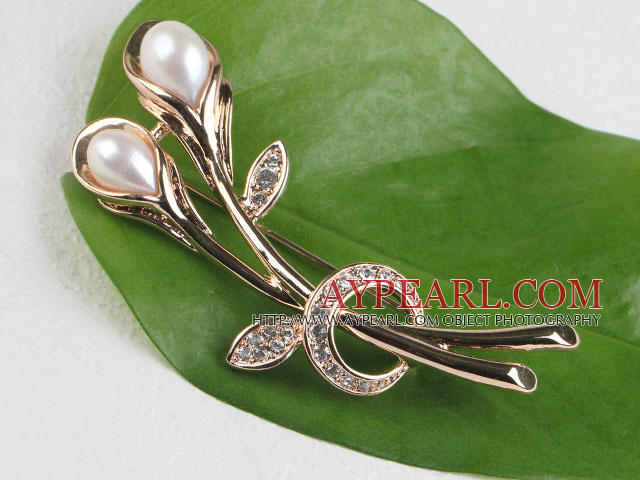 sparkly natural white pearl flower brooch with rhinestone