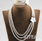 シェルフラワークラスプで設定された3つのストランド6〜7ミリメートルホワイト真珠のネックレスのブレスレット