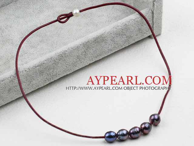 Simple Design Black FW Pearl Necklace with Red Leather