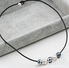 黒革のシンプルなデザインの白と黒のFW真珠のネックレス