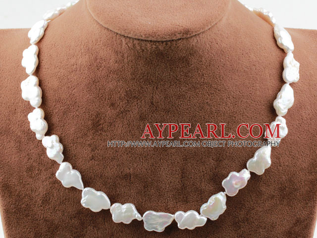 Papillon Blanc Forme Renaissance collier de perles avec fermoir cœur bascule