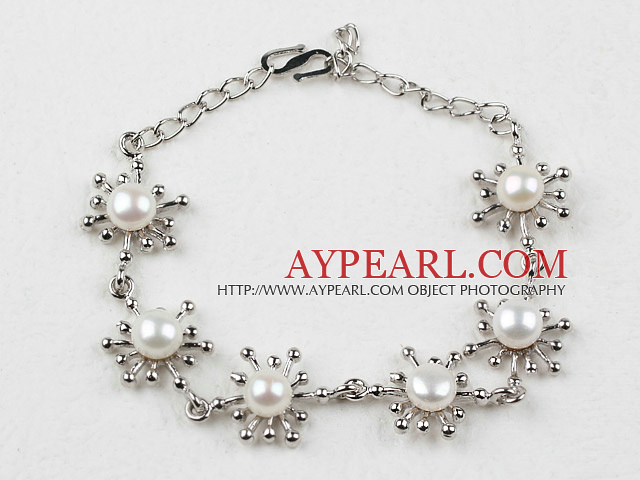 Fashion Style White Freshwater Pearl Flower Metal Bracelet with Adjustable Chain