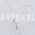 belle perle blanche et boucle d'oreille collier de coquillages fixés