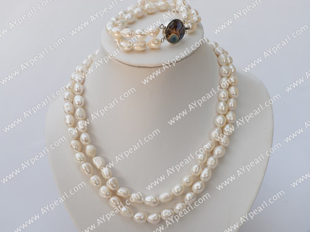 アワビのクラスプと二重鎖白い真珠のネックレスとブレスレットのセット