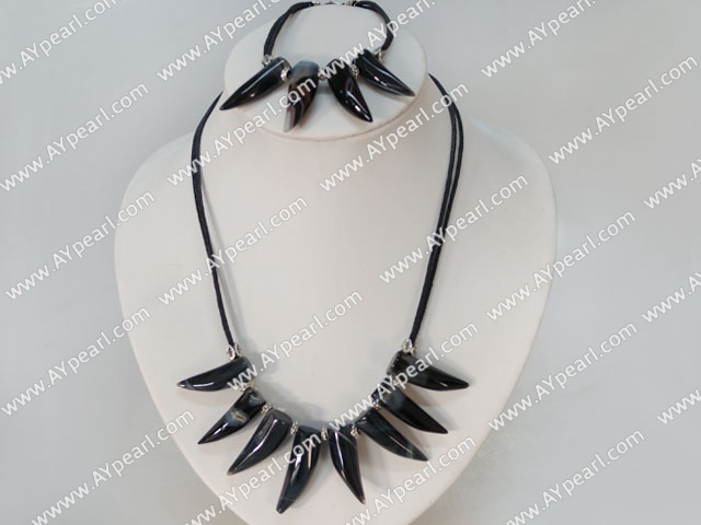 noir forme poivre collier agate bracelet serti