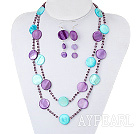 ecklace with matched earrings Collier et boucles d'oreilles assortis