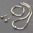Nytt Design Hvit Freshwater Pearl og Metal Set (Halskjede Bracele og matchet øredobber)