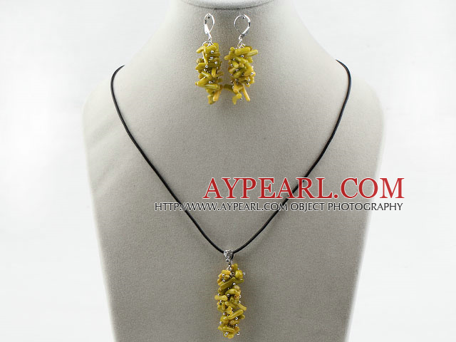 Simple Direction Forme style diable jaune Coral Set (Collier avec pendentif et boucles d'oreilles appariées)