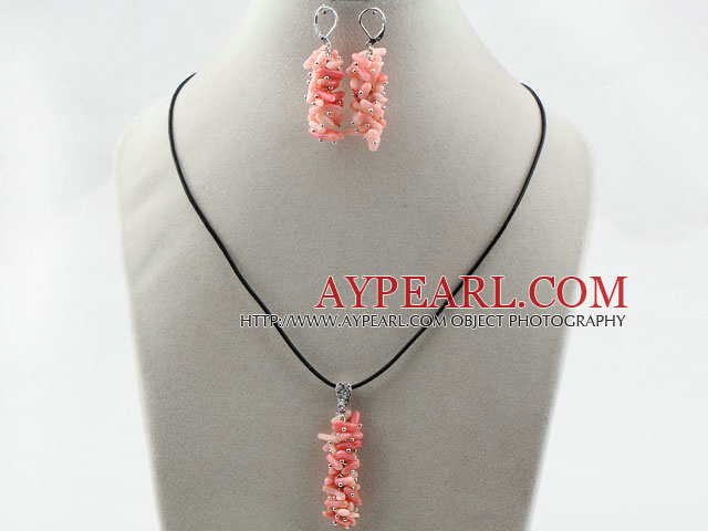 Enkel stil Branch Shape Pink Devil Coral Set (anheng halskjede og matchet øredobber)