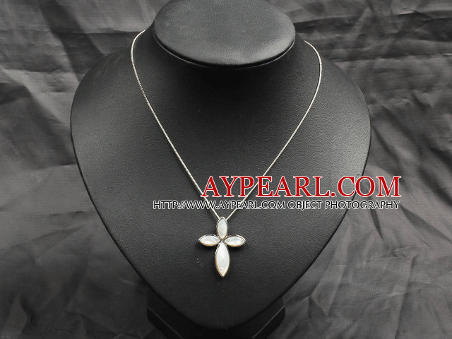 Classic Design Vit Shell Cross Shape Pendant Halsband med Metal Chain