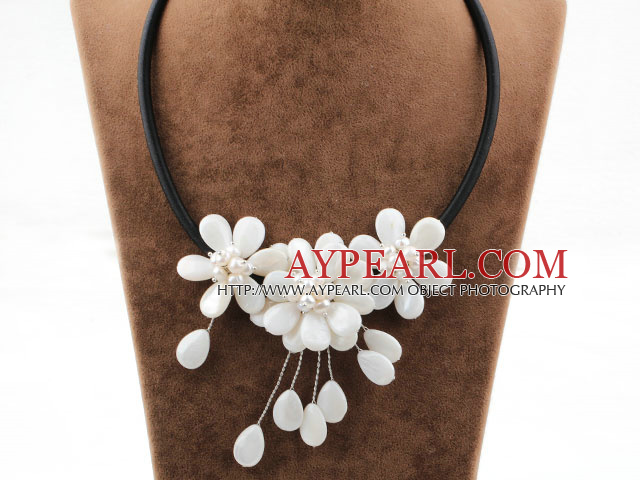 White Pearl Collier Fleur Shell avec cordon noir