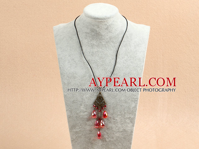 Enkelt Retro Style Tear Drop Shape Red Crystal anheng halskjede med svart skinn