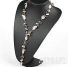 真珠とトンボのYの形のネックレス