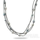 Tre Strands 11-12mm Gray och Svart Freshwater Pearl och Gray Leather Necklace