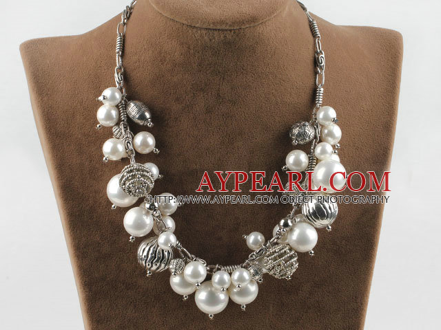 hvit sjø shell perler halskjede med charms