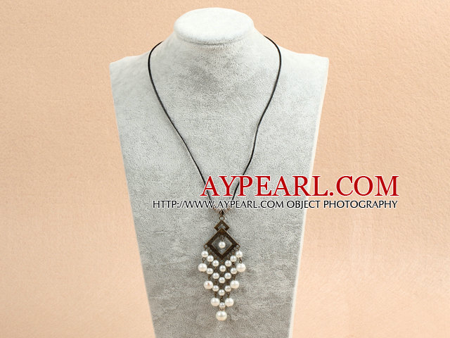 Simple Shape Style rétro Chandelier blanc perles de coquillage Collier pendentif pompon en cuir noir