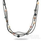 Tre Strands 11-12mm Multi Color Freshwater Pearl og Black Leather Necklace