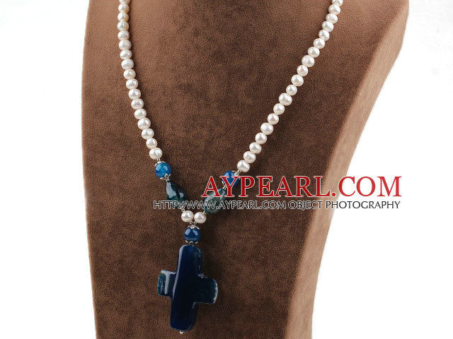 Hvit Freshwater Pearl og Cross Shape Blå Agate anheng halskjede